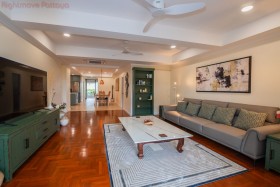 3 Beds Condo For Sale In Jomtien - Grand Condotel